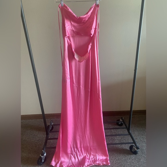 Revolve pink bridesmaid dress, Size M. No alterations done. - Picture 4 of 9